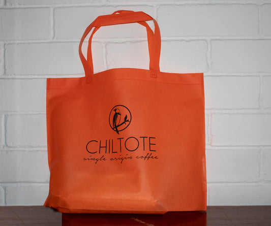 Bolsa naranja con diseño de Café chiltote para compras y estilo de vida cafetero.
