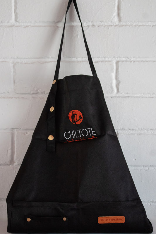 Delantal de barista profesional Café chiltote, resistente y elegante para uso en cafeterías.