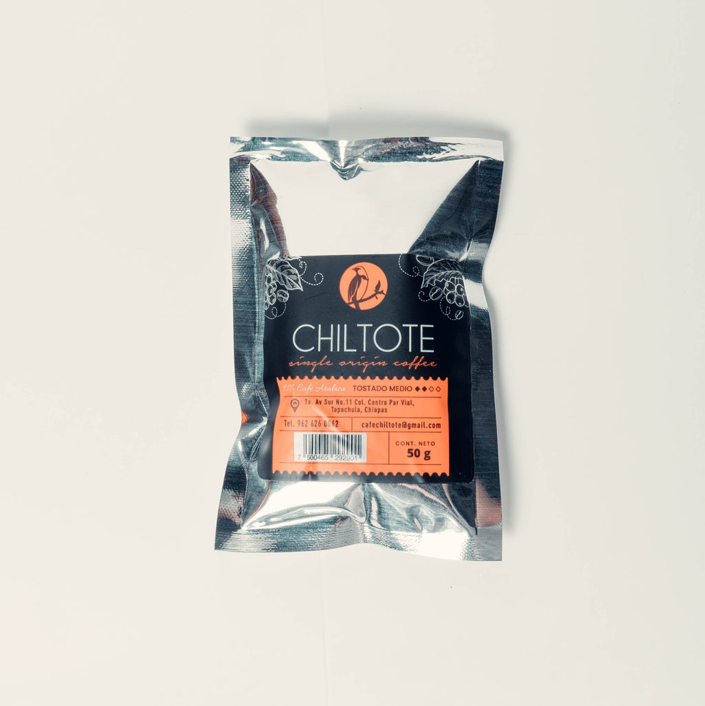 Sobrecito de 50g de café molido de Chiapas. Imagen con fondo blanco. La medida exacta para tu cafetera con la frescura de Café chiltote. ¡Llévalo a la oficina o de viaje! Con etiqueta café chiltote