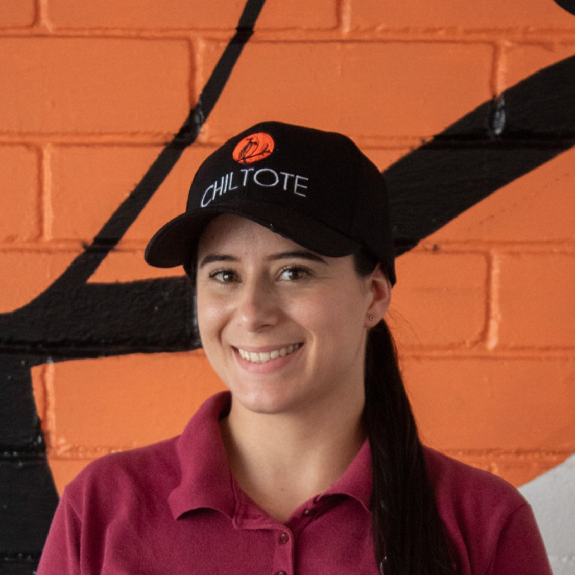 Persona usando la gorra oficial de Café chiltote en nuestra finca de café en el Soconusco, Chiapas.