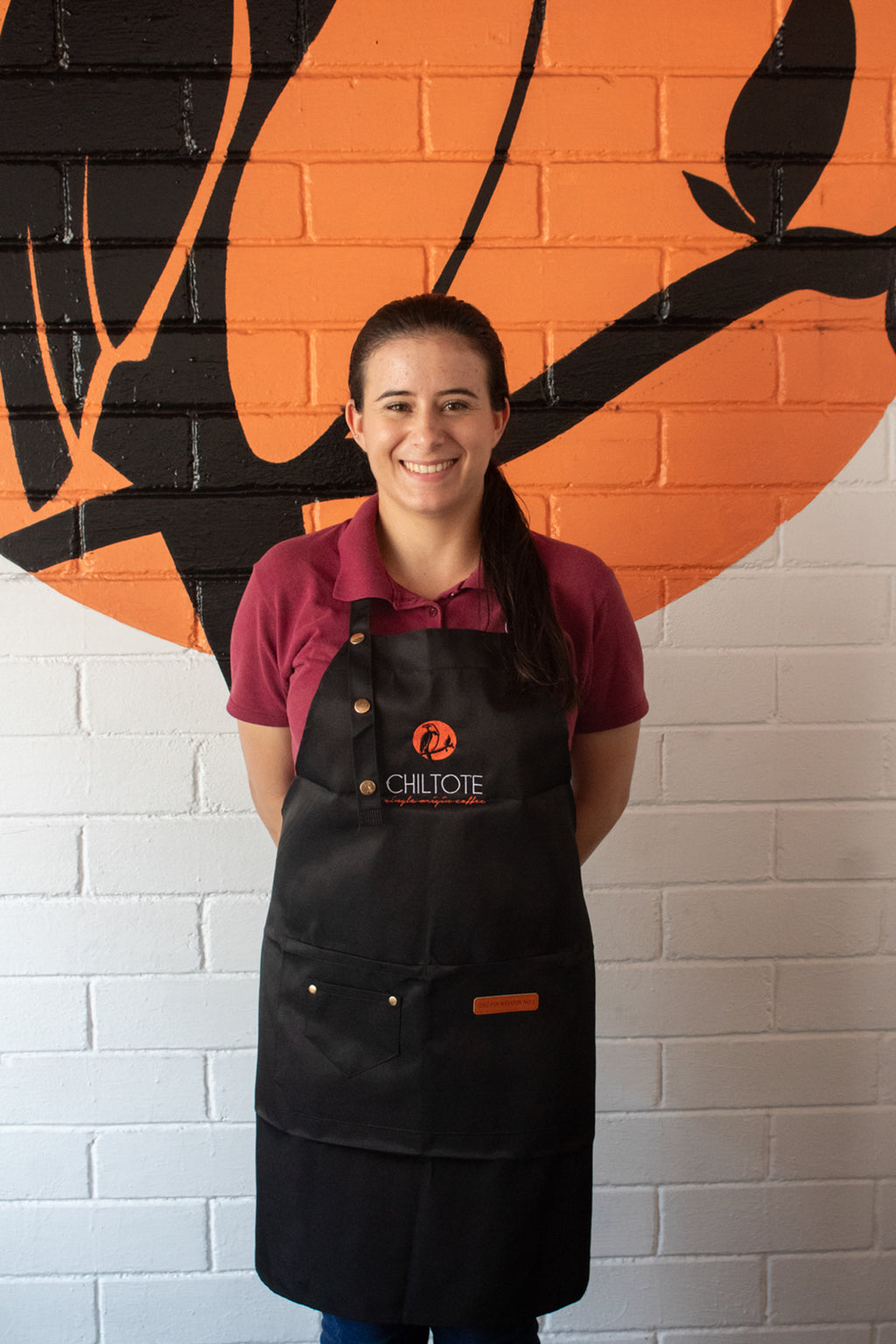 Barista usando el delantal oficial de nuestra marca Café chiltote.